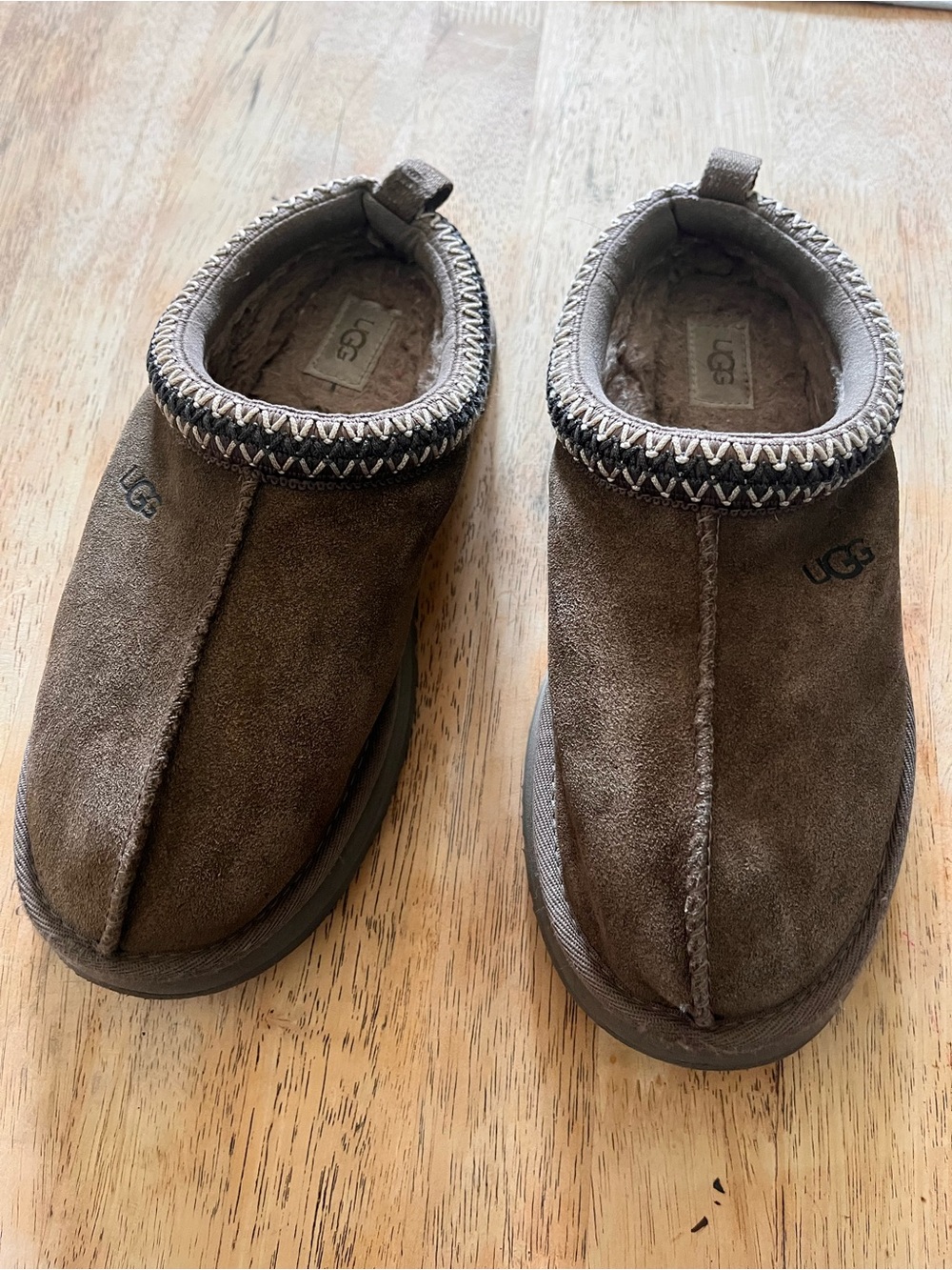 UGG women’s Brown Suede  Tasman